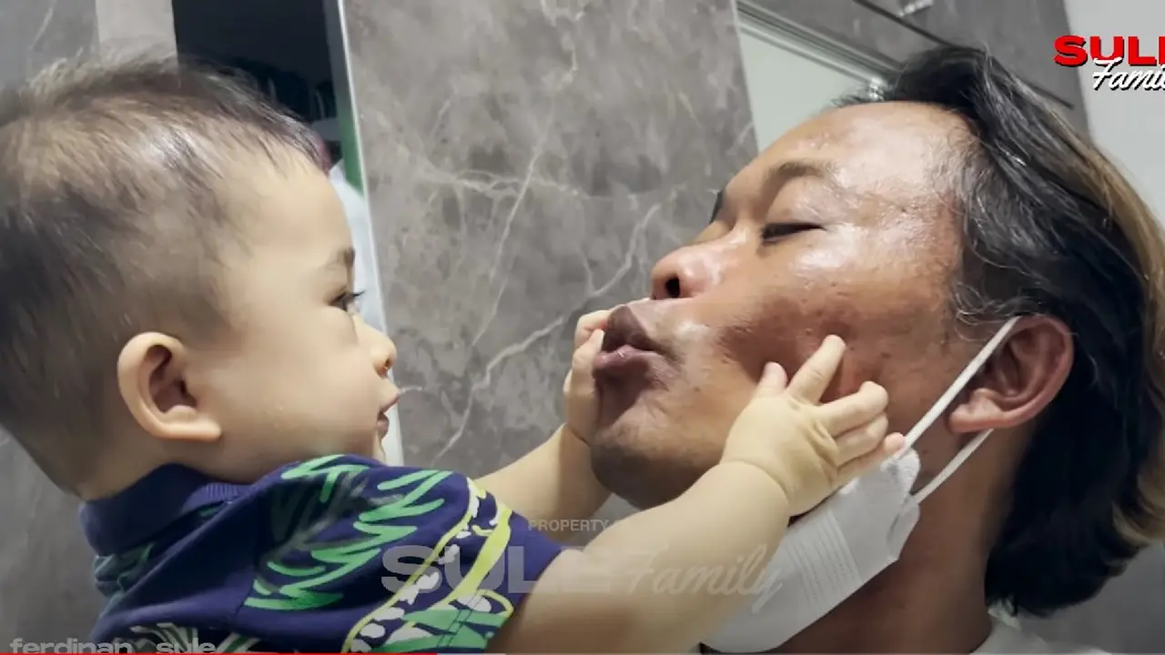 Momen gemas Sule saat bermain dengan putranya, Baby Adzam yang sedang berada di rumah Nathalie Holscher. (Foto: YouTube SULE FAMILY)