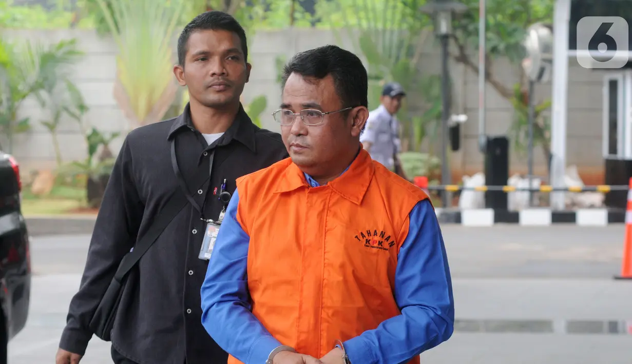 Bupati nonaktif Bengkayang Suryadman Gidot (kanan) tiba di Gedung KPK, Jakarta, Selasa (15/10/2019). Suryadman menjalani pemeriksaan lanjutan penyidik KPK sebagai tersangka untuk melengkapai berkas terkait dugaan menerima suap dalam proyek di lingkungan Kabupaten Bengkayang. (merdeka.com/DwiNarwoko)
