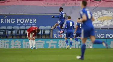 Penyerang Leicester City, Kelechi Iheanacho (tengah) berselebrasi usai mencetak gol ke gawang Manchester United pada pertandingan perempat final Piala FA di Stadion King Power, Inggris, Senin (22/3/2021). Iheanacho mencetak dua gol dan mengantar The Foxes menang 3-1. (AP Photo/Ian Walton, Pool)