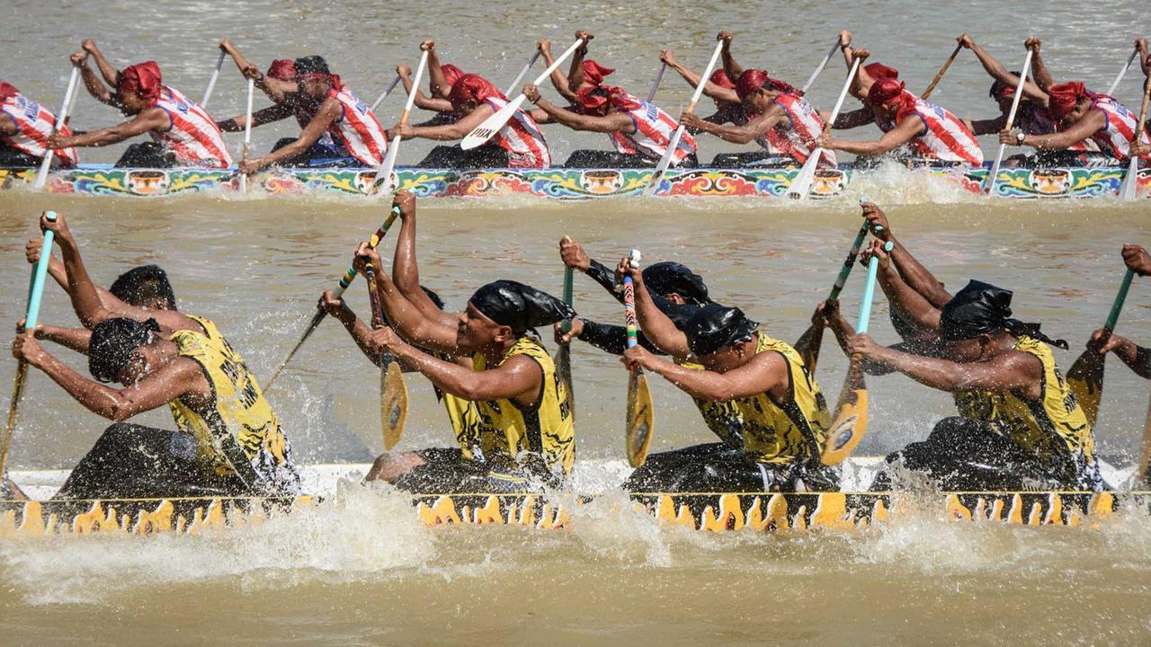 Foto: Aksi Penari Cilik Dika Warnai Semarak Pacu Jalur di Sungai Kuantan