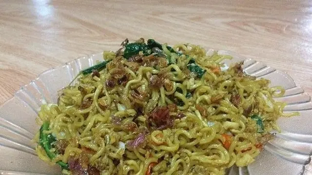 Sepiring Indomie goreng nyemek dengan taburan bawang goreng di atasnya