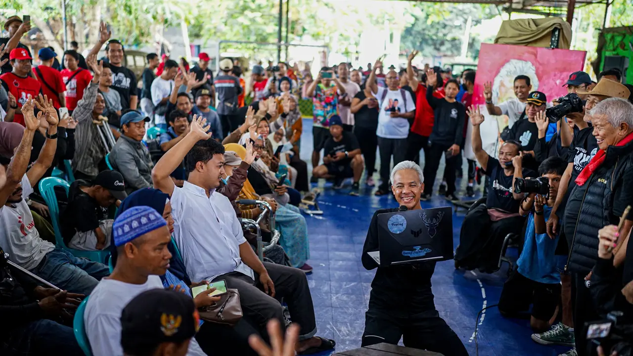 Calon Presiden (Capres) nomor urut tiga Ganjar Pranowo menyambangi Mataram, NTB untuk mendengar aspirasi dan menyampaikan program unggulan terkait para penyandang disabilitas di Hari Disabilitas Internasional 2023.