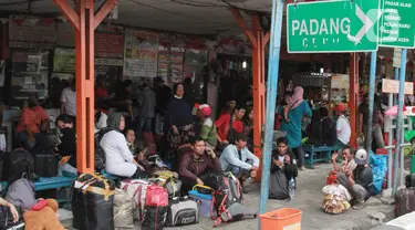 Sejumlah calon penumpang menunggu bus antar kota di terminal Kalideres Jakarta, Kamis  (22/12/2022).  Kepala Dinas Perhubungan (Kadishub) DKI Jakarta, Syafrin Liputo menyebutkan,  Jelang Natal dan Tahun Baru penumpang bus antarkota antarprovinsi (AKAP) di Terminal Kalideres mengalami lonjakan hingga 100 persen. (Liputan6.com/Johan Tallo)