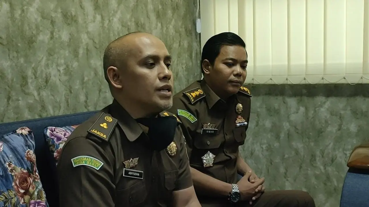 Kasi Intel Kejari Garut Irwan Ganda Saputra dan Jaksa Penuntut Umum Kejari Garut Friza Adiyudha dalam keterangannya kepad wartawan. (Liputan6.com/Jayadi Supriadin)