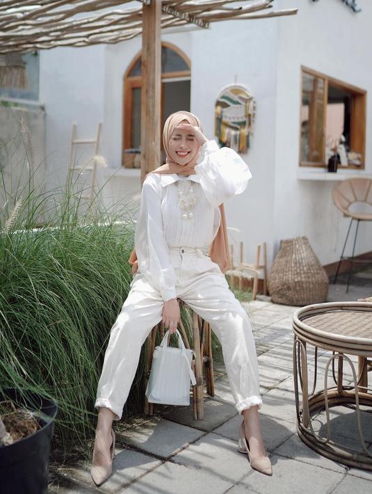 Ootd Kemeja Putih - Outfit Baju Hijab Casual Untuk Kuliah Ala Selebgram 2018 : “cantik, stylenya keren,” tulis netizen pemilik akun nnp_c*l***tion
