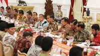Pertemuan Presiden Jokowi dan Wapres Jusuf Kalla dengan pimpinan lembaga negara di Istana Merdeka, Jakarta, Selasa (14/3). Pada pertemuan tersebut, Jokowi menyampaikan pentingnya bersinergi untuk menghadapi tantangan global. (Liputan6.com/Angga Yuniar)