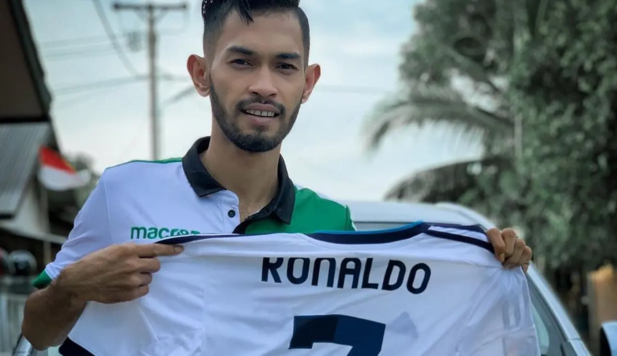 Martunis memamerkan jersey Real Madrid pemberian Ronaldo yang akan dilelang (Dok.Instagram/@martunis_ronaldo/https://www.instagram.com/p/B-69nATFI7Q/Komarudin)