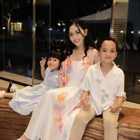 Rachel Vennya tampil kompak dengan dres sederhana beraksen bunga. OOTD ini juga senada dengan sang buah hati. [Foto: instagram/ Rachelvennya]