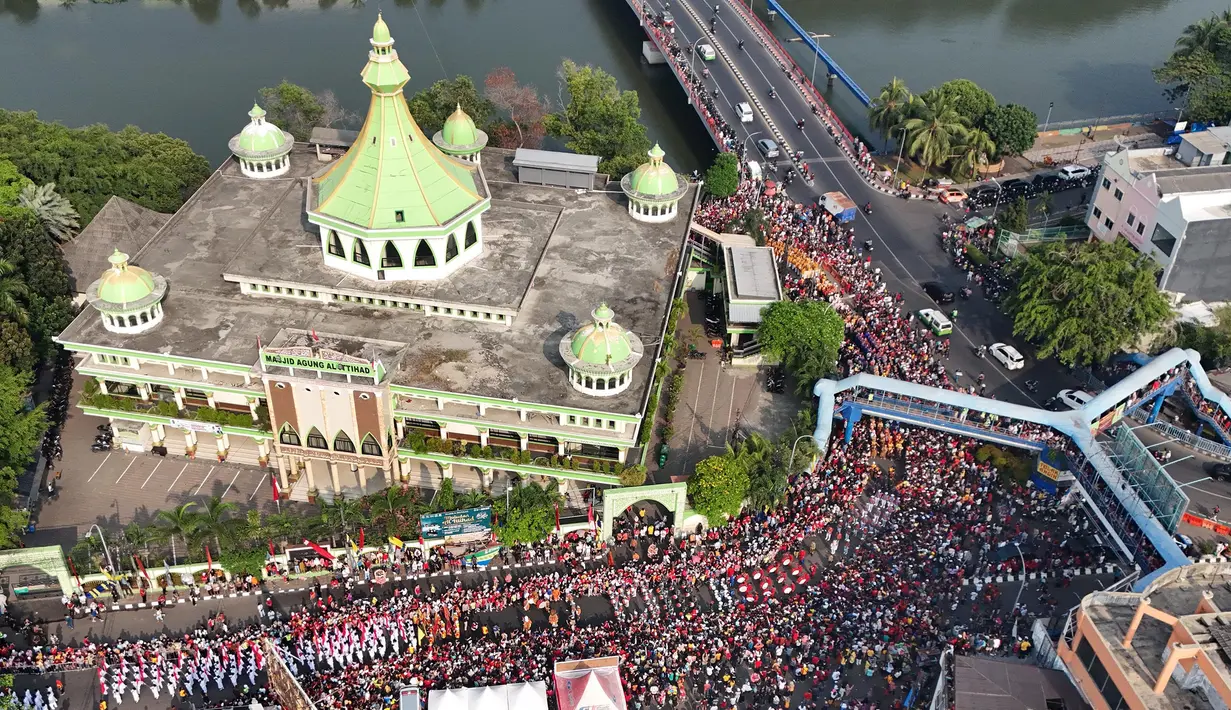 Prosesi Gotong Toapekong ini merupakan sebuah tradisi yang berulang setiap 12 tahun sekali di Kota Tangerang, yaitu setiap tahun Naga. (merdeka.com/Arie Basuki)