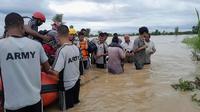 Personel tentara Nepal mengevakuasi warga yang selamat setelah banjir melanda Distrik Jhapa di Nepal bagian timur, Minggu (5/10/2025). (Dok. Tentara Nepal via AP)&nbsp;