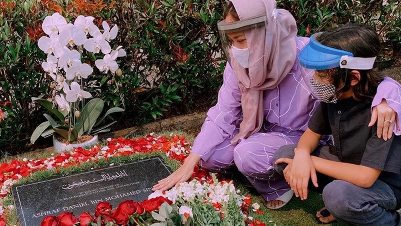 6 Potret BCL Ziarah ke Makam Ashraf Sinclair di Hari Ulang Tahun, Tulis Pesan Haru
