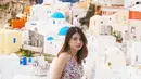 Jenis dress Helter nampaknya memang menjadi andalan pemain sinetron 'Anak Langit' ini. Helter dress floral menjadi pilihan tetap mantan Randy Martin saat berlibur ke Santorini. Tetap tampil cantik tanpa gaya yang aneh-aneh.  (Liputan6.com/IG/@cassandraslee)