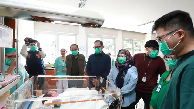 Kado Natal Istimewa dari Kemendagri: Bima Serahkan Dokumen Kependudukan Lengkap untuk Bayi Lahir 25 Desember
