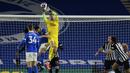 Kiper Newcastle United, Martin Dubravka melompat untuk menangkap bola dari ancaman pemain Brighton and Hove Albion dalam laga lanjutan Liga Inggris 2020/2021 pekan ke-29 di Falmer Stadium, Brighton, Sabtu (20/3/2021). Newcastle United kalah 0-3 dari Brighton. (AP/Mike Hewitt/Pool)