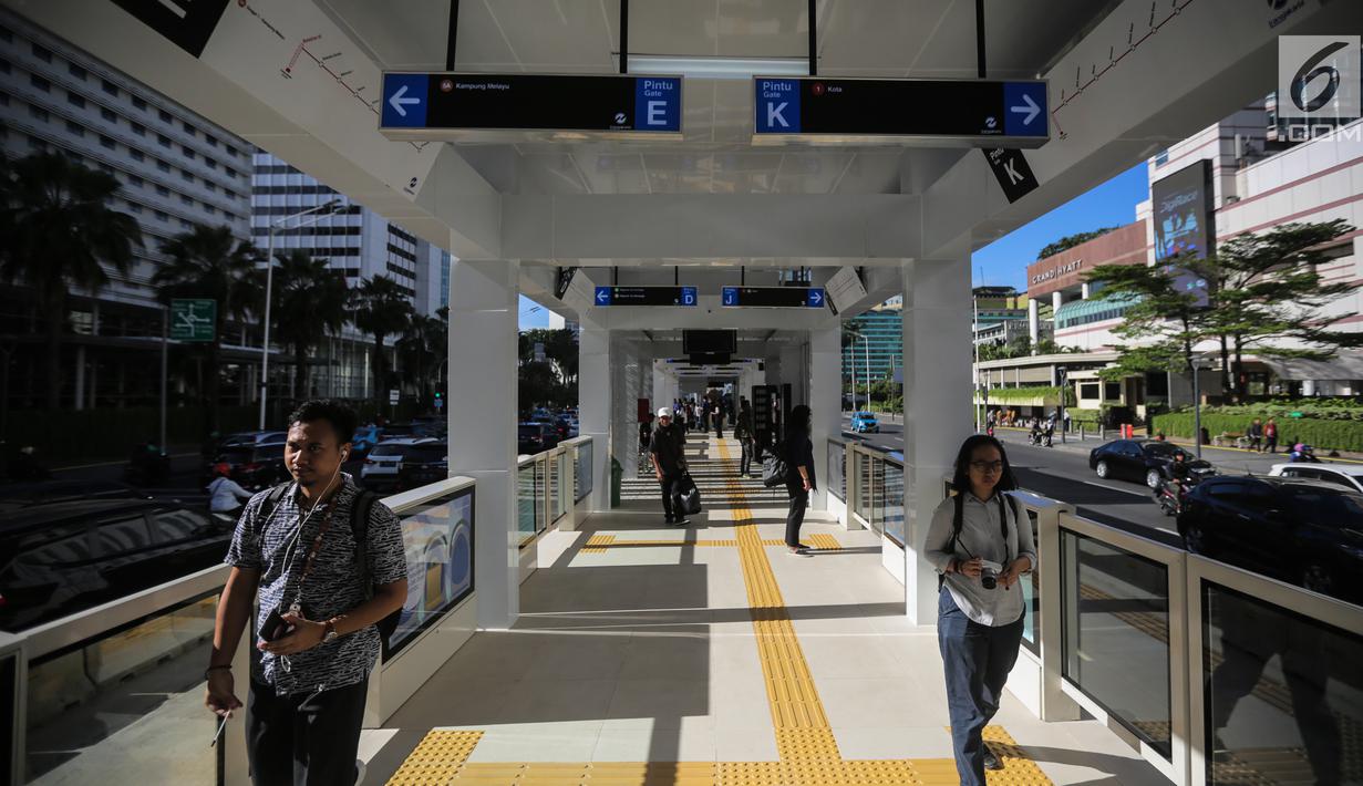 Aktivitas penumpang di Halte Bus Transjakarta Bundaran Hotel Indonesia (HI), Jakarta, Senin (25/3). Halte Bundaran HI menjadi halte Transjakarta pertama yang terintegrasi fisik secara langsung dengan stasiun Moda Raya Terpadu (MRT). (Liputan6.com/Faizal Fanani)