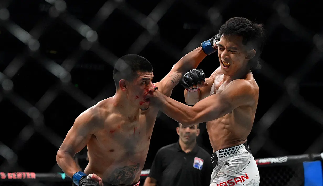 Petarung Indonesia Bilal Hasan (kanan) saat melawan petarung  dari Peru Nilson Rojas dalam pertandingan kelas terbang putra pada ajang UFC Fight Night di Oriental Sports Center, Shanghai, Sabtu, 29 Agustus 2026. (AFP/ Jade Gao)