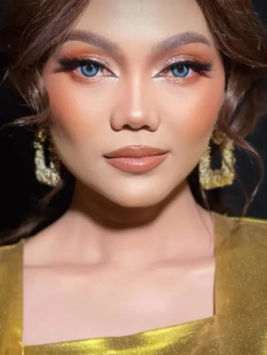 Tak hanya Rina, netizen yang elihat hasil makeup Rina Nose, netizen langsung memujinya yang serba bisa. [Instagfam/rinanose16]