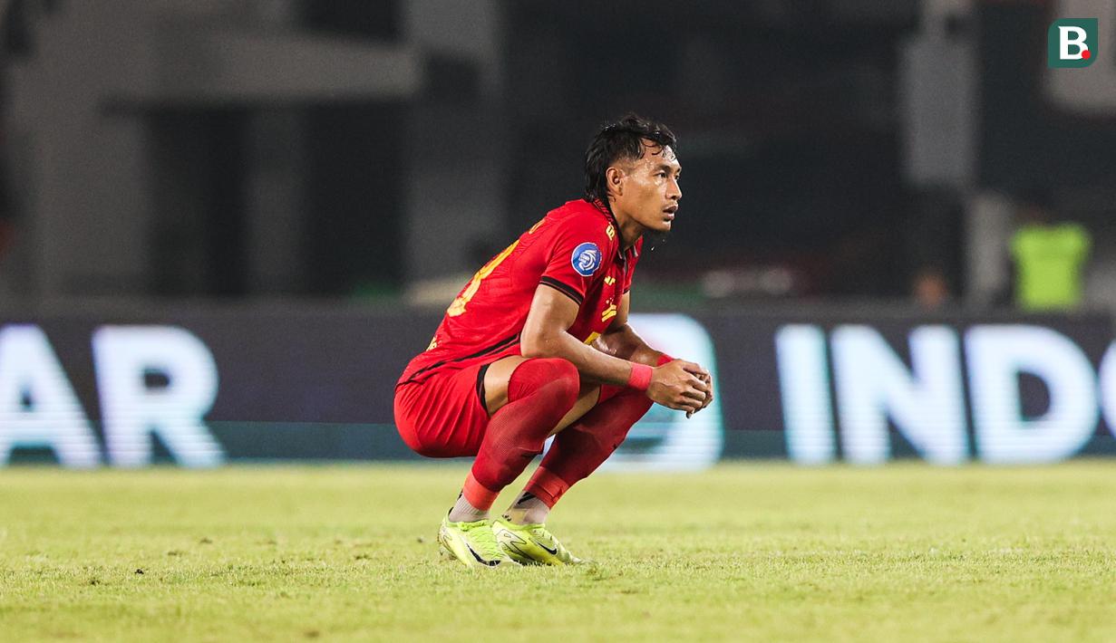 Hansamu Yama Pranata tampak frustasi usai Persija Jakarta tertinggal dari Semen Padang pada laga pekan ke-30 Liga 1 2024/2025 di Stadion Pakansari, Kabupaten Bogor, Minggu (27/4/2025). (Bola.com/Abdul Aziz)