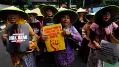 Massa saat melakukan aksi berjalan kaki dari Gedung Yayasan Lembaga Bantuan Hukum Indonesia (YLBHI) menuju gedung Komisi Nasional (Komnas) Hak Asasi Manusia (HAM) di Jalan Diponegoro, Jakarta, Selasa (10/12/2024). (merdeka.com/Arie Basuki)