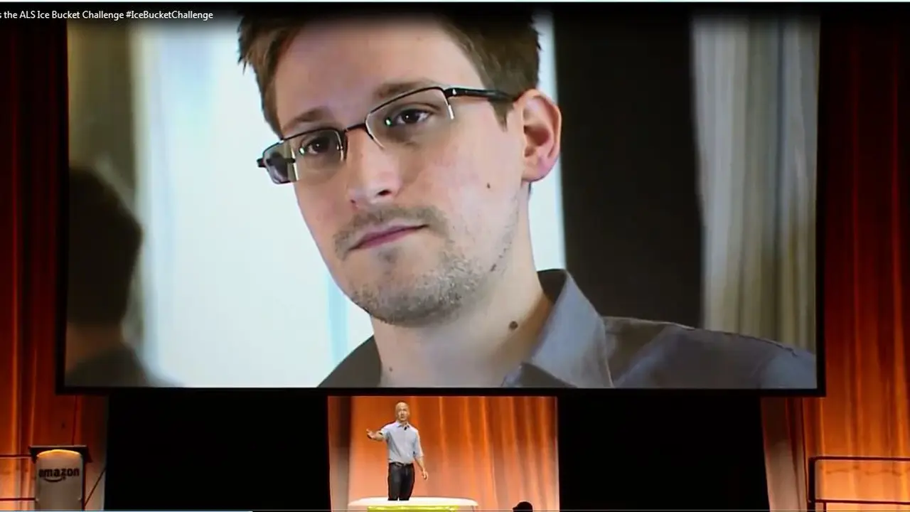 Edward Snowden dan Paus Ditantang Ikut Ice Bucket Challenge