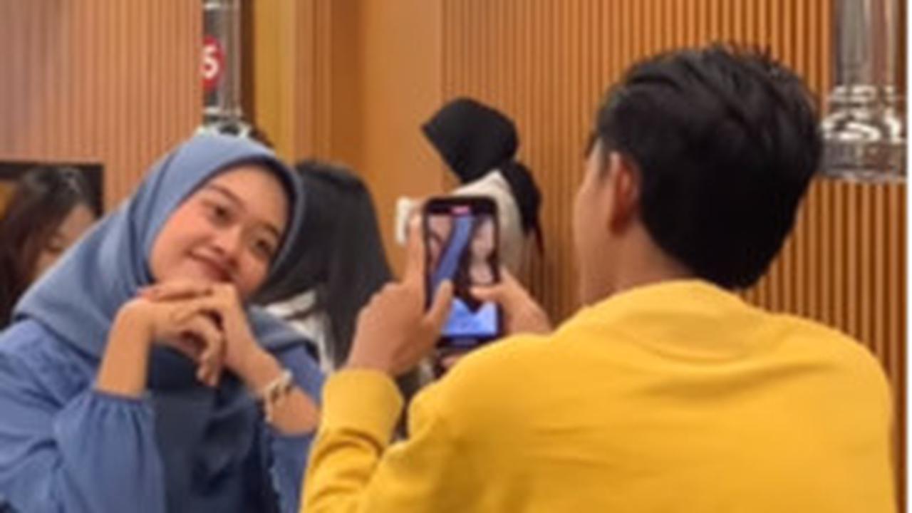 Cewek ini Pose Cantik Divideo sama Cowoknya