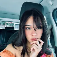 Nana Mirdad Istri Andrew White yang terlihat awet muda dengan penampilan berponi baru-baru ini. (Sumber: Instagram/nanamirdad)