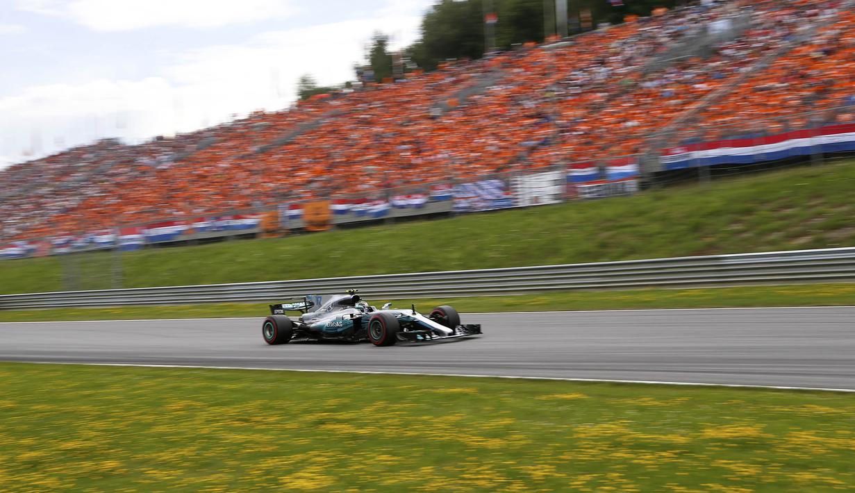 Pebalap Mercedes, Valtteri Bottas, berada di poisisi pertama F1 GP Austria di Sirkuit Red Bull Ring, Minggu (9/7/2017). Valtteri Bottas menjadi yang tercepat dengan catatan waktu 1 jam 21 menit 48,527 detik. (AP/Darko Bandic)