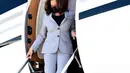Calon wakil presiden dari Partai Demokrat, Kamala Harris keluar dari pesawat pribadi di Bandara Internasional Raleigh Durham pada 28 September 2020 di North Carolina. Kamala Harris adalah penggemar berat dan kolektor sepatu Converse Chuck Taylor. (Sara D. Davis/Getty Images/AFP)