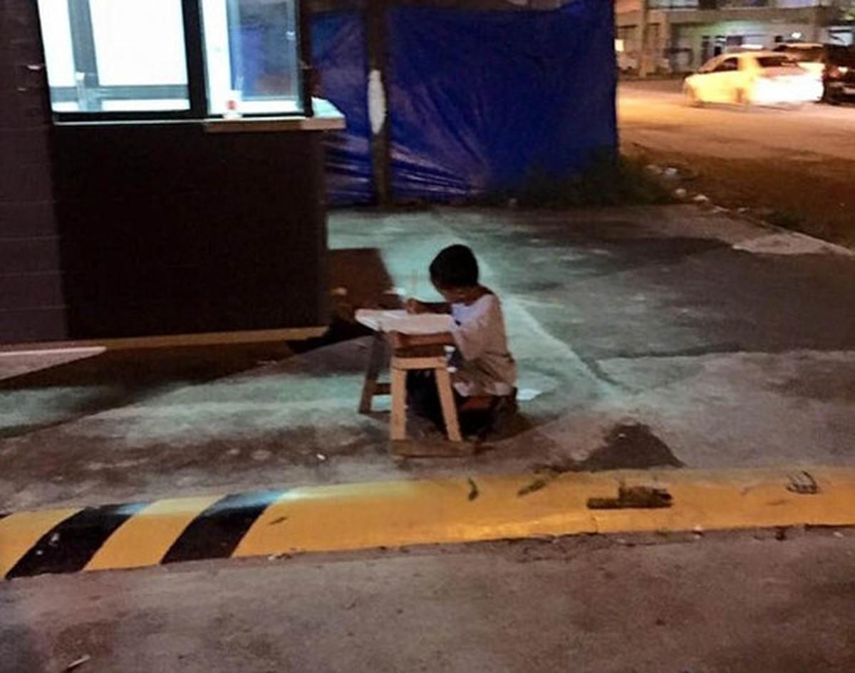Kisah haru bocah SD belajar di trotoar manfaatkan lampu McDonald