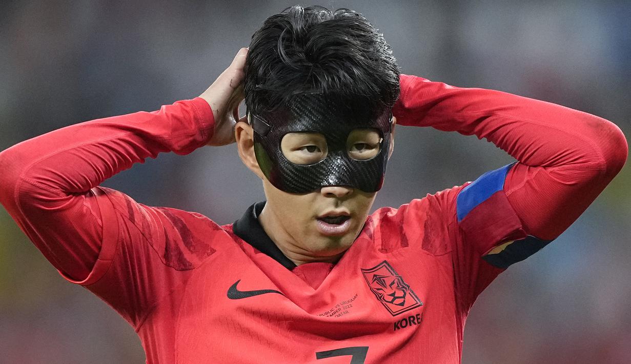 Piala Dunia 2022 yang telah dibuka sejak 20 November 2022 lalu telah menghasilkan momen-momen unik dan menarik menjelang rampungnya seluruh laga pada matchday kedua di fase grup. Salah satu momen menarik adalah tampilnya 3 pemain menggunakan topeng dalam laga membela timnas masing-masing. Bukan sekedar gaya-gayaan, ketiganya ternyata sebelumnya mengalami cedera di bagian kepala sebelum bertolak ke Qatar, hingga harus bertopeng untuk melindungi sisa cederanya agar tak semakin parah. (AP/Martin Meissner)