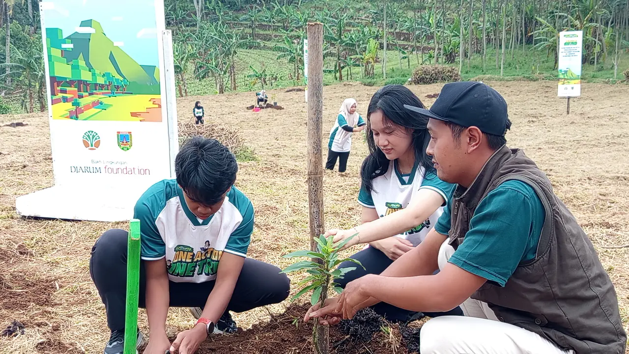 Penanaman bibit pohon untuk hijaukan lereng pegunungan Muria. (Liputan6.com/Arief Pramono)
