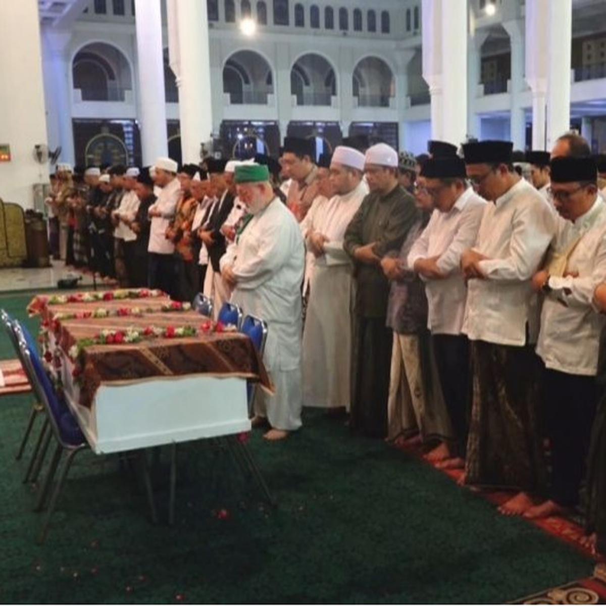 Syeikh Turki Pimpin Sholat Jenazah Prof. KH Ridlwan Nasir di MAS Surabaya
