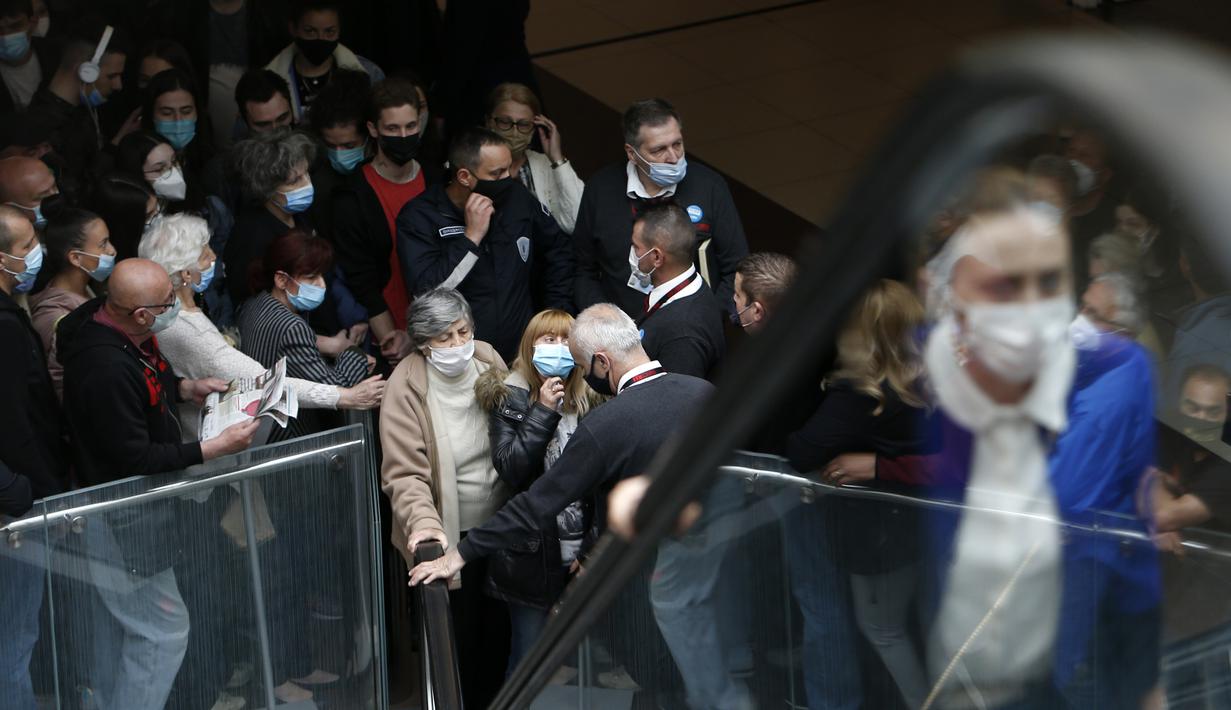 Orang-orang mengantre untuk mendapatkan vaksinasi dan menjadi satu dari 100 orang yang menerima voucher belanja di pusat perbelanjaan Usce di Beograd, Serbia, Kamis (6/5/2021). Pemerintah Serbia menawarkan uang Rp 430 ribu bagi warganya yang divaksinasi sebelum akhir Mei. (AP/Darko Vojinovic)