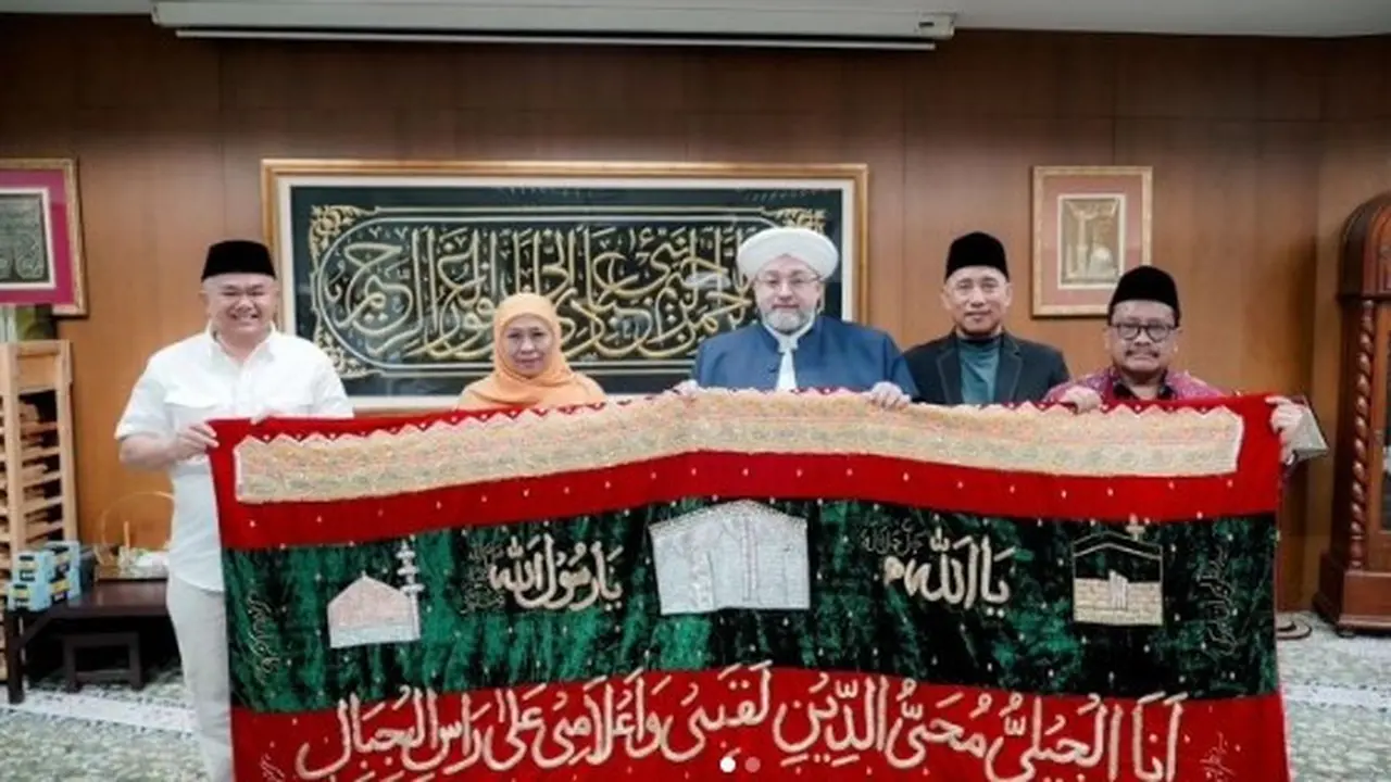 Khofifah Indar Parawansa mendapat hadiah kiswah makbaroh dari cicit Syekh Abdul Qadir Jailani, Al Sayyid Al Syech Afeefuddin Al Jailani saat bersilaturahim di Kuala Lumpur Malaysia. (Istimewa)