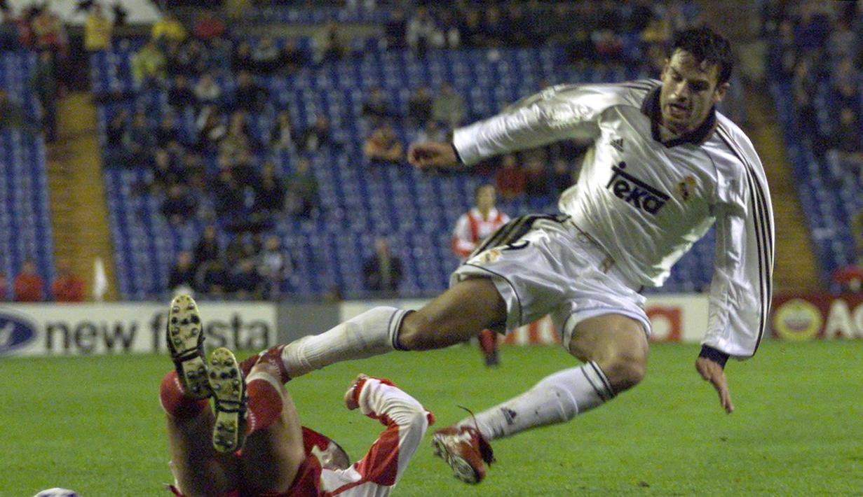 Fernando Morientes. Striker Spanyol berusia 45 tahun yang pensiun bersama Santa Ana CF Juli 2015 ini pernah berseragam Real Madrid selama 8 musim mulai 1997/1998 hingga 2004/2005. Di Liga Champions ia mampu mencetak 17 gol dari total 58 laga bersama Los Blancos. (AFP/Christophe Simon)
