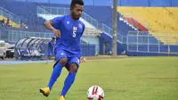 Pemain seleksi Arema FC, Selsius Yonesius Musi. (Bola.com/Iwan Setiawan)