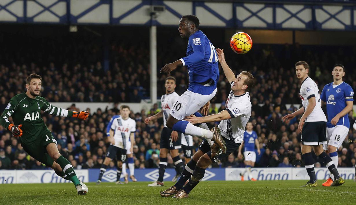  Pemain Everton, Romelu Lukaku berebut bola dengan pemain Tottenham, Harry Kane pada lanjutan Liga Premier Inggris di Stadion Goodison Park, Liverpool, Senin(4/1/2016) dini hari WIB.  (Reuters/Andrew Yates)