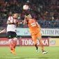 Bek Persija Jakarta, Maman Abdurrahman berduel dengan striker Pusamania Borneo FC, Pedro Javier dalam laga di Stadion Segiri, Samarinda, Minggu (3/7/2016). (GTS)