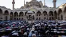 Sejumlah umat muslim Turki melakukan salat Idul Fitridi Masjid Sultan Ahmed, Istanbul, Turki (25/6). Di negara ini, Hari Raya Idul Fitri dikenal dengan sebutan Bayram. (AP Photo / Emrah Gurel)