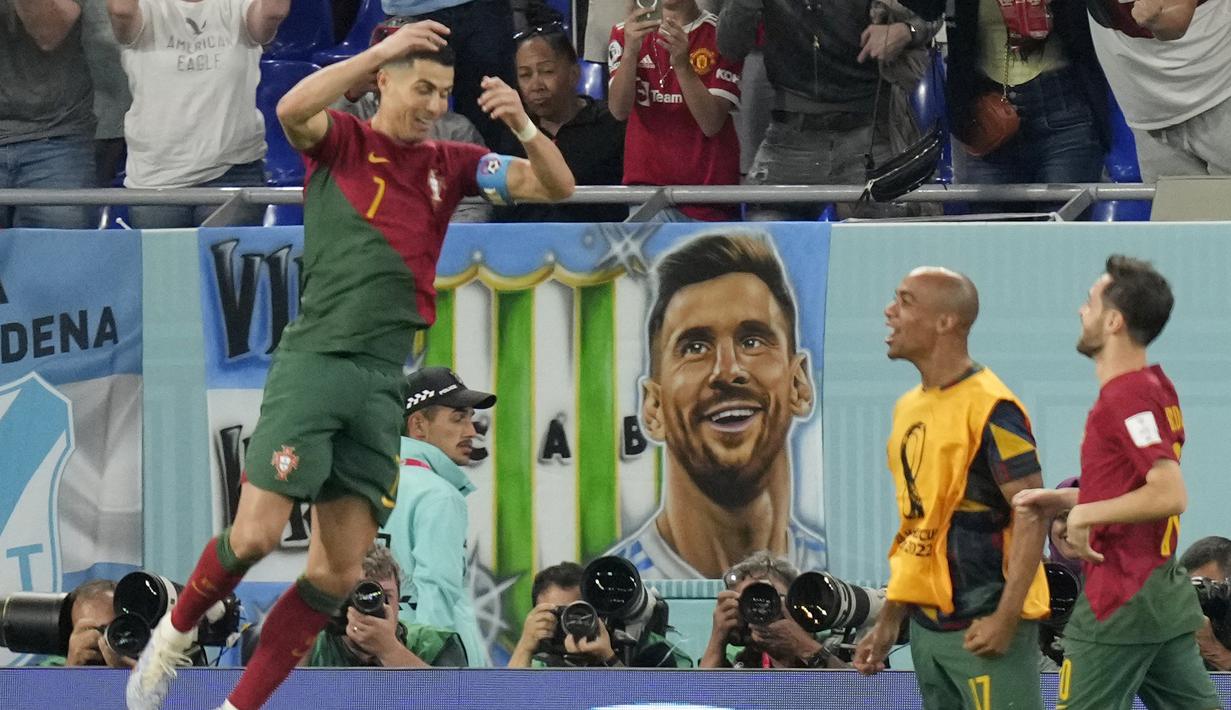Cristiano Ronaldo kembali menorehkan rekor baru yaitu menjadi satu-satunya pemain yang berhasil mencetak gol di lima edisi Piala Dunia, yakni 2006, 2010, 2014, 2018, dan 2022. (AP Photo/Darko Bandic)