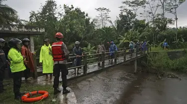 Tim gabungan saat mencari korban banjir bandang di sungai Sempor, Sleman, Yogyakarta, Jumat (21/2/2020). Sedikitnya 200 personel gabungan terus melakukan pencarian Siswa SMPN 1 Turi yang hanyut saat kegiatan susur sungai. (AP Photo)