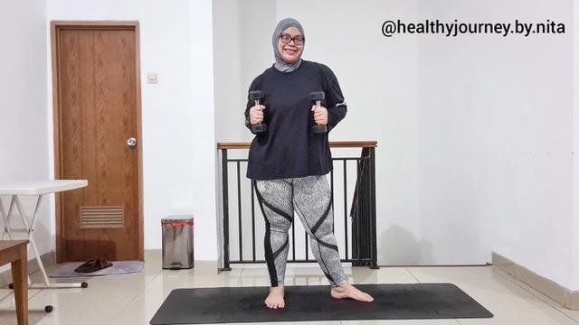 Nita membagian kegiatan workoutnya dengan angkat beban (Sumber: Youtube Nita Taufik).