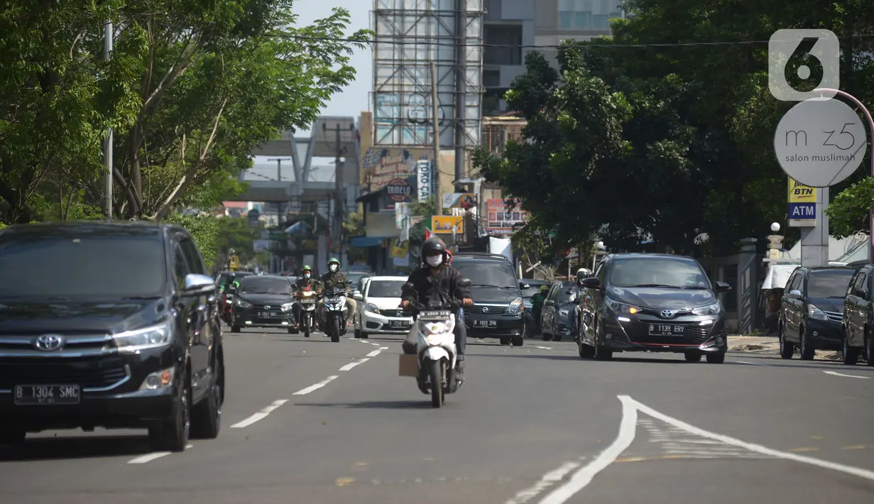Suasana lalu lintas di Jalan Margonda Raya Depok, Jawa Barat, Sabtu (25/9/2021). Pemerintah Kota Depok dan Polres Metro Depok berencana menerapkan kebijakan ganjil-genap di Jalan Margonda Raya pada Oktober 2021 yang akan berlaku hanya saat akhir pekan. (merdeka.com/Imam Buhori)