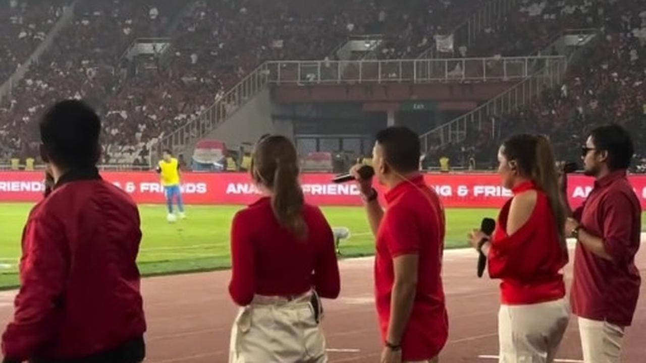 Ketika Anang tampil di atas panggung, penonton terkejut karena ini merupakan kali pertama seorang artis tampil menyanyi setelah pertandingan Timnas Sepakbola. Sebelumnya, biasanya suporterlah yang bernyanyi di stadion.<br>