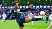 Pemain Lazio Felipe Anderson menendang bola saat melawan FC Midtjylland pada pertandingan sepak bola Grup F Liga Europa di MCH Arena, Herning, Denmark, 15 September 2022. Lazio kalah 1-5. (Bo Amstrup/Ritzau Scanpix via AP)