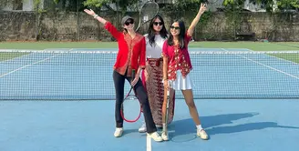 Lewat unggahan terbaru Instagramnya, Yuki Kato memamerkan penampilannya berkebaya saat latihan tenis. [Instagram/yukikt]