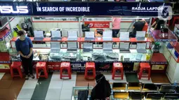Penjual laptop menunggu pembeli di pusat elektronik Harco Mangga Dua, Jakarta, Selasa (9/3/2021). Dikutip dari phonearena, perusahaan riset pasar Canalys melihat pandemi-19 Covid telah membuat naiknya penjualan PC dan laptop di seluruh dunia. (merdeka.com/Imam Buhori)