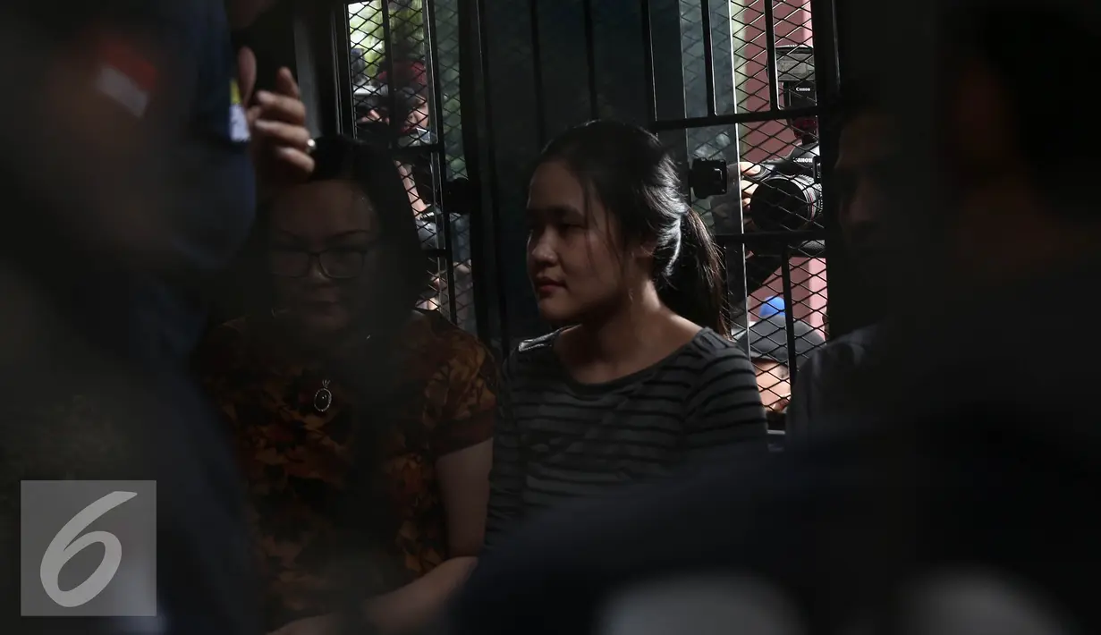Tersangka kasus pembunuhan Wayan Mirna Salihin, Jessica Kumala Wongso saat dimasukan mobil tahanan usai polisi serahkan jessica ke Kejaksaan Negeri Pusat, Jakarta, (27/5). (Liputan6.com/Faizal Fanani)