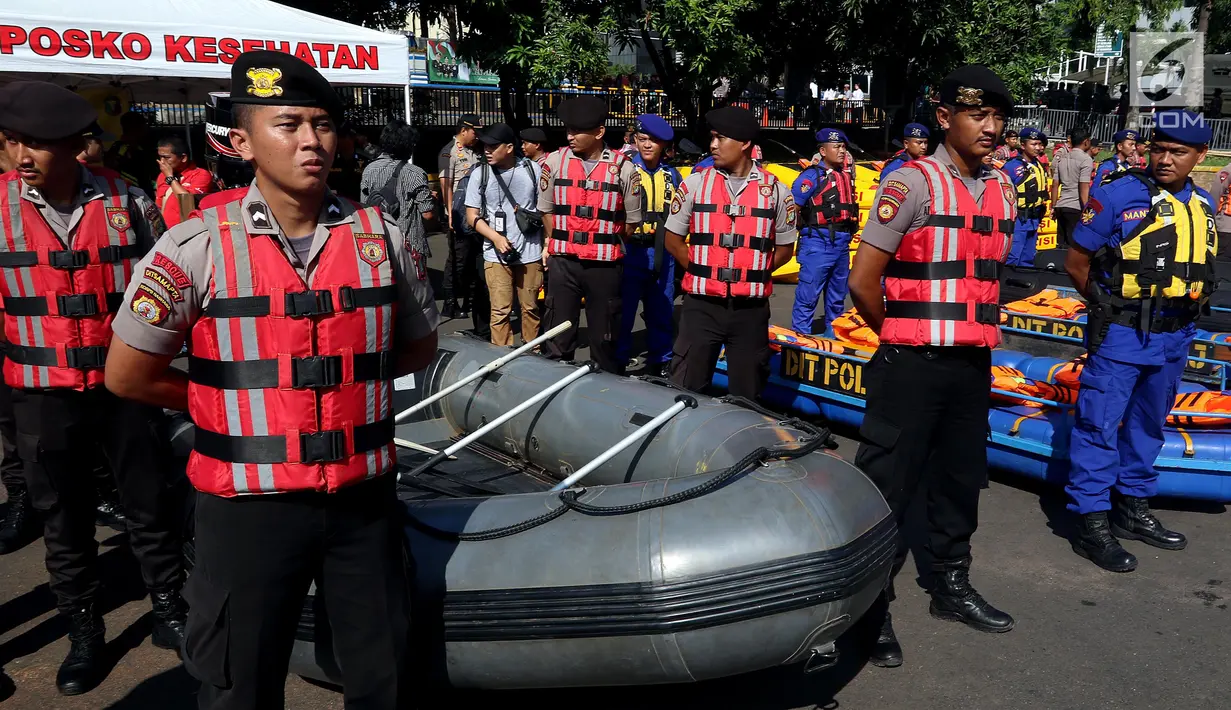 Pasukan yang menjadi peserta ape lberdiri di samping perahu karet saat apel Kesiapan Tanggap Musim Penghujan Tahun 2018-2019 di Polda Metro Jaya, Jumat (16/11). Apel dipimpin langsung oleh Gubernur DKI Jakarta Anies Baswedan. (Liputan6.com/Johan Tallo)