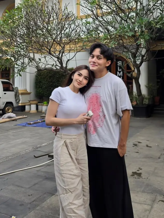 Mahalini dan Rizky Febian saat Momen Potong Kurban di Iduladha 2026. [@mahaliniraharja]
